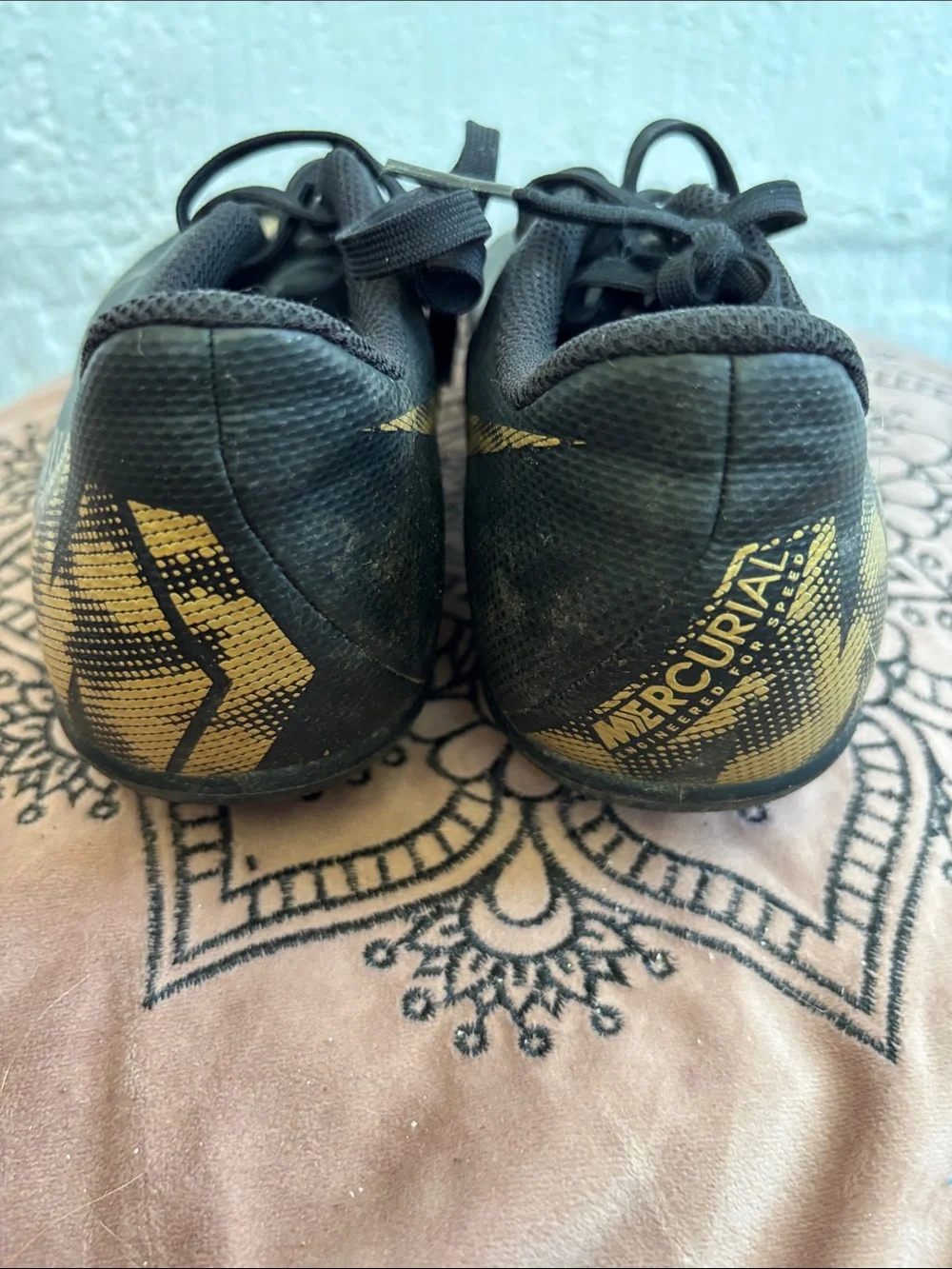 Nike Kids Black Soccer Cleats with Gold Swoosh sz 2